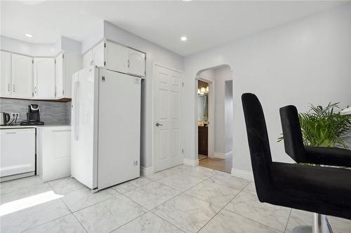 19 Sheridan Drive, Hamilton, ON - Indoor Photo Showing Kitchen