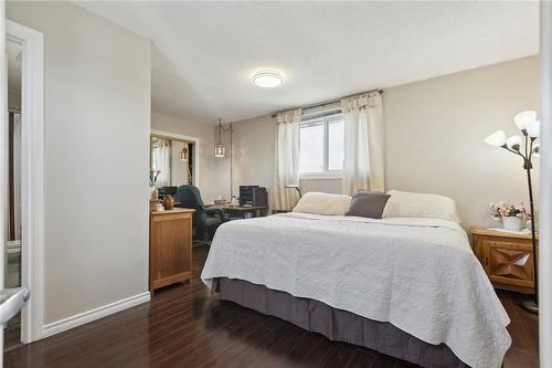 19 Sheridan Drive, Hamilton, ON - Indoor Photo Showing Bedroom