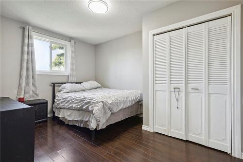 19 Sheridan Drive, Hamilton, ON - Indoor Photo Showing Bedroom