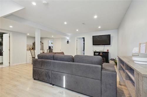 19 Sheridan Drive, Hamilton, ON - Indoor Photo Showing Living Room