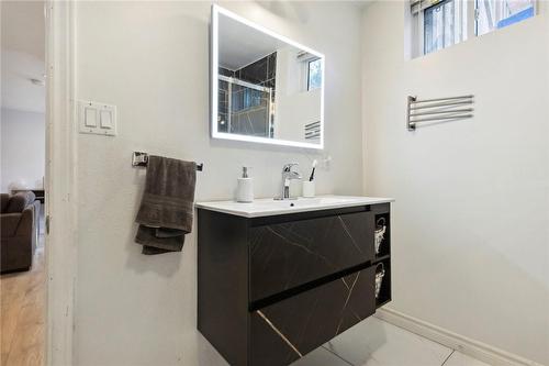 19 Sheridan Drive, Hamilton, ON - Indoor Photo Showing Bathroom