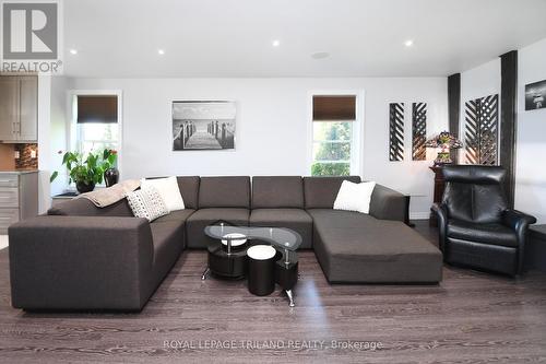 48789 Dexter Line, Malahide, ON - Indoor Photo Showing Living Room