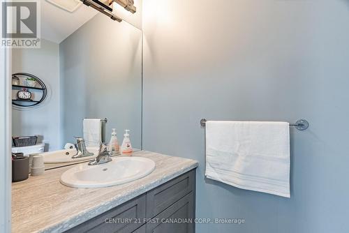 181 Gilmour Drive, Lucan Biddulph (Lucan), ON - Indoor Photo Showing Bathroom