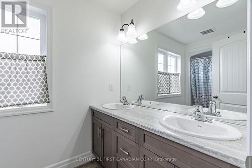 181 Gilmour Drive, Lucan Biddulph (Lucan), ON - Indoor Photo Showing Bathroom