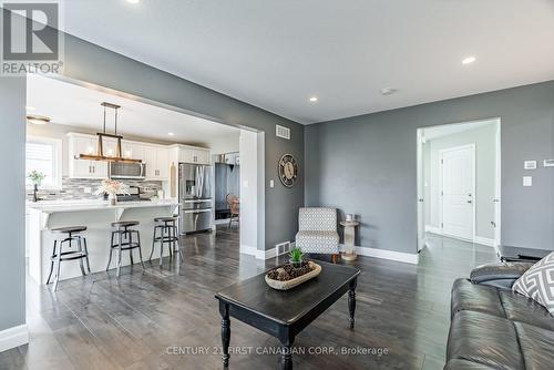 181 Gilmour Drive, Lucan Biddulph (Lucan), ON - Indoor Photo Showing Living Room