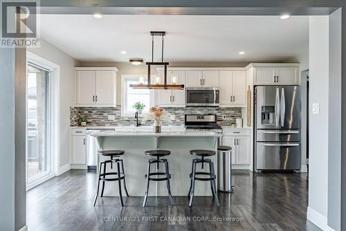 181 Gilmour Drive, Lucan Biddulph (Lucan), ON - Indoor Photo Showing Kitchen With Upgraded Kitchen