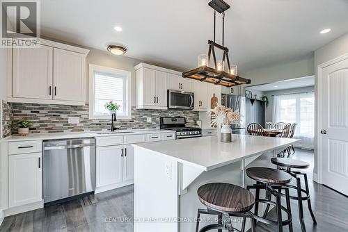 181 Gilmour Drive, Lucan Biddulph (Lucan), ON - Indoor Photo Showing Kitchen With Upgraded Kitchen