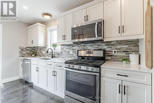 181 Gilmour Drive, Lucan Biddulph (Lucan), ON - Indoor Photo Showing Kitchen With Upgraded Kitchen