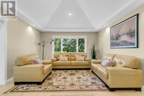 596 Lisa Crescent, Windsor, ON - Indoor Photo Showing Living Room