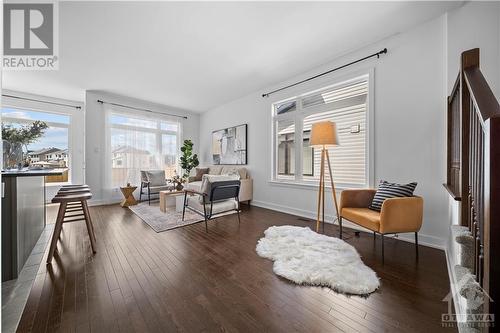 887 Solarium Avenue, Manotick, ON - Indoor Photo Showing Living Room