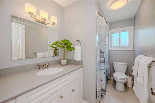 2420 Kirstie Court, Burlington, ON - Indoor Photo Showing Bathroom