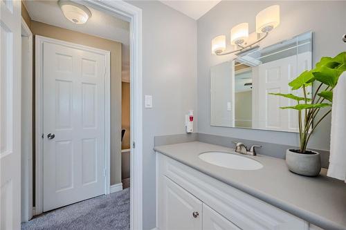 2420 Kirstie Court, Burlington, ON - Indoor Photo Showing Bathroom