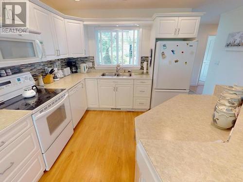 16-4897 Ontario Ave, Powell River, BC - Indoor Photo Showing Kitchen With Double Sink