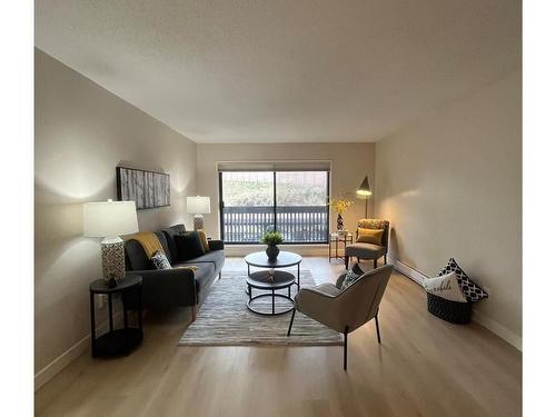 305-130 Sunningdale Rd East, Qualicum Beach, BC - Indoor Photo Showing Living Room