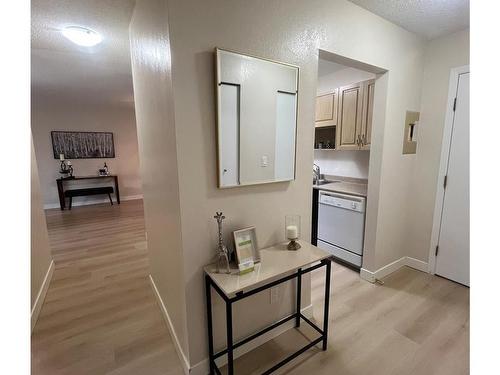 305-130 Sunningdale Rd East, Qualicum Beach, BC - Indoor Photo Showing Kitchen