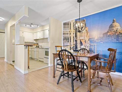 409-2747 Quadra St, Victoria, BC - Indoor Photo Showing Dining Room