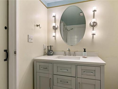 409-2747 Quadra St, Victoria, BC - Indoor Photo Showing Bathroom