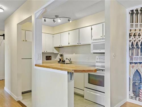 409-2747 Quadra St, Victoria, BC - Indoor Photo Showing Kitchen