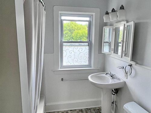 232 Balmoral Street, Thunder Bay, ON - Indoor Photo Showing Bathroom
