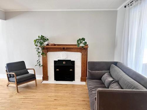 232 Balmoral Street, Thunder Bay, ON - Indoor Photo Showing Living Room