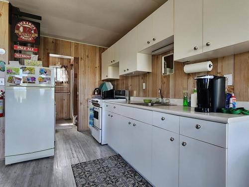 4405 Big Bar Rd, Clinton, BC - Indoor Photo Showing Kitchen