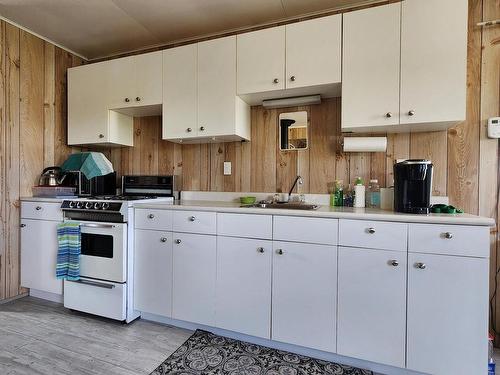 4405 Big Bar Rd, Clinton, BC - Indoor Photo Showing Kitchen