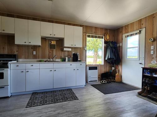 4405 Big Bar Rd, Clinton, BC - Indoor Photo Showing Kitchen