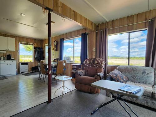 4405 Big Bar Rd, Clinton, BC - Indoor Photo Showing Living Room