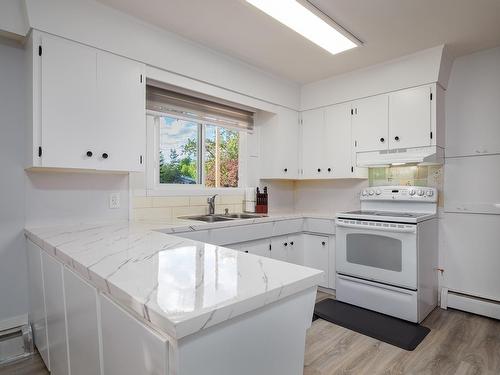 1261 Alexander Drive, Golden, BC - Indoor Photo Showing Kitchen With Double Sink