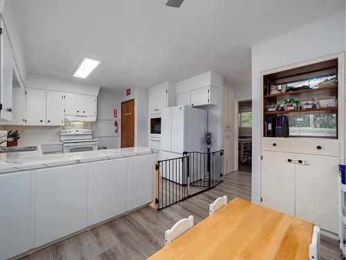 1261 Alexander Drive, Golden, BC - Indoor Photo Showing Kitchen