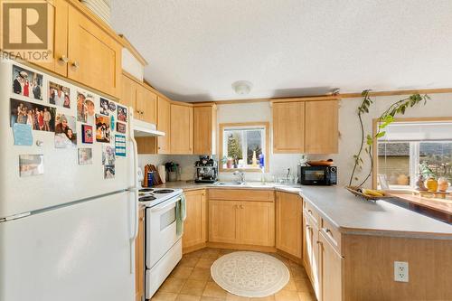 976 Waterloo  Road, Castlegar, BC - Indoor Photo Showing Kitchen With Double Sink