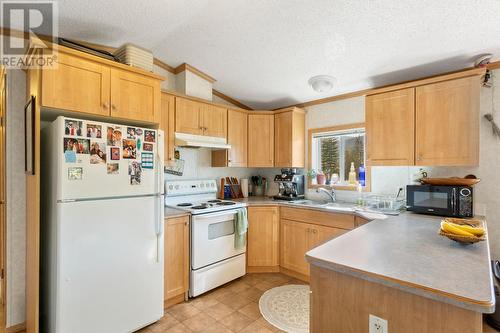 976 Waterloo  Road, Castlegar, BC - Indoor Photo Showing Kitchen