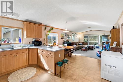 976 Waterloo  Road, Castlegar, BC - Indoor Photo Showing Kitchen With Double Sink