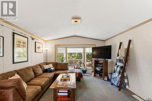 976 Waterloo  Road, Castlegar, BC - Indoor Photo Showing Living Room