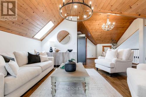 70 Wasaga Sands Drive, Wasaga Beach, ON - Indoor Photo Showing Living Room
