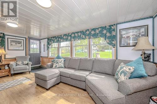 925 Highway 6, Hamilton, ON - Indoor Photo Showing Living Room