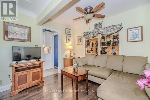 925 Highway 6, Hamilton, ON - Indoor Photo Showing Living Room