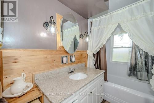 925 Highway 6, Hamilton, ON - Indoor Photo Showing Bathroom