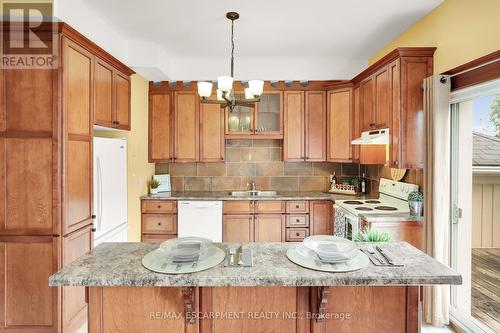 323 Queenston Road, Niagara-On-The-Lake, ON - Indoor Photo Showing Kitchen With Double Sink