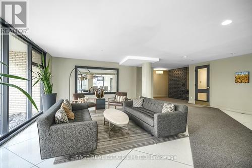 704 - 575 Avenue Road, Toronto (Yonge-St. Clair), ON - Indoor Photo Showing Living Room