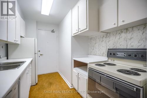 704 - 575 Avenue Road, Toronto (Yonge-St. Clair), ON - Indoor Photo Showing Kitchen