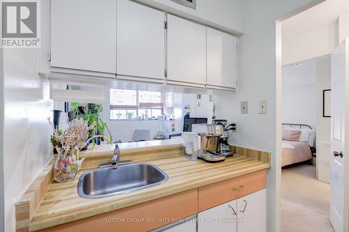 808 - 105 Mccaul Street, Toronto (Kensington-Chinatown), ON - Indoor Photo Showing Kitchen