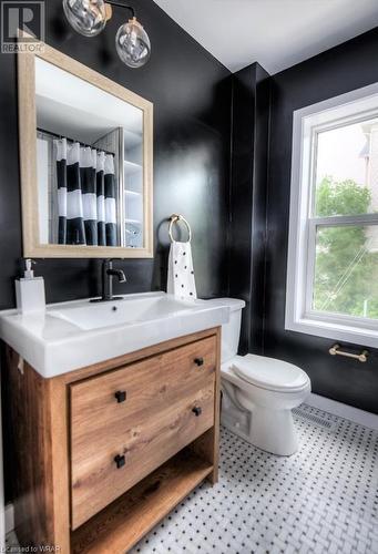 101 Charles Street E, Kitchener, ON - Indoor Photo Showing Bathroom