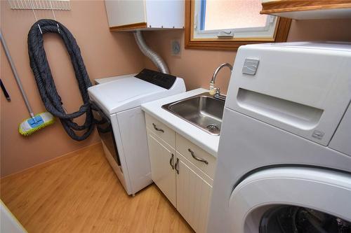 14 Ingrid Court, Hamilton, ON - Indoor Photo Showing Laundry Room
