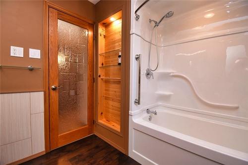 14 Ingrid Court, Hamilton, ON - Indoor Photo Showing Bathroom