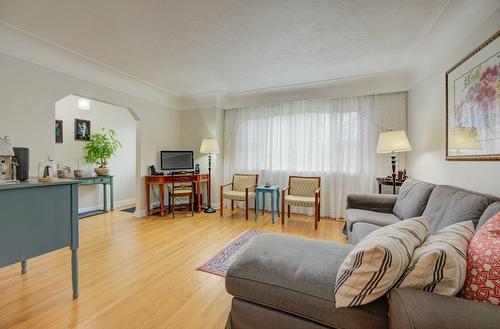 1 Bryant Court, Hamilton, ON - Indoor Photo Showing Living Room