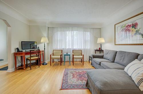 1 Bryant Court, Hamilton, ON - Indoor Photo Showing Living Room