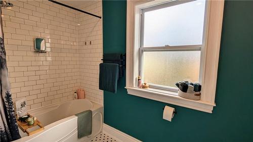 428 King William Street, Hamilton, ON - Indoor Photo Showing Bathroom