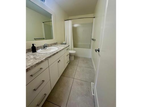 1516 Rosewood Lane, Castlegar, BC - Indoor Photo Showing Bathroom