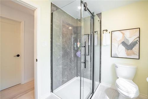 106 Simcoe Street E, Hamilton, ON - Indoor Photo Showing Bathroom